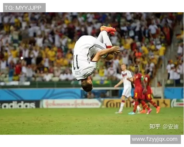 足球明星庆祝动作简单却充满激情引发球迷热烈响应