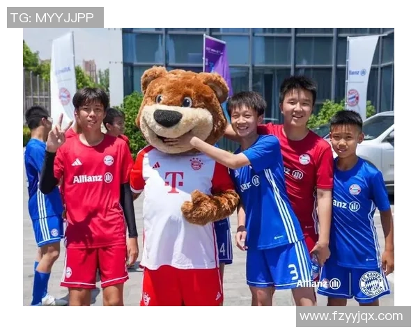 日本足球明星回国探亲期间与中国球迷亲密互动分享足球梦想